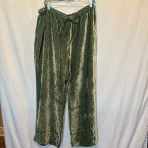 GORGEOUS Medium green velvety lounge pants.